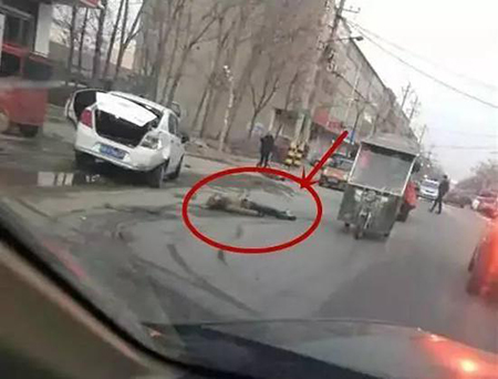 山东一男子疑被面包车撞倒后再遭碾压