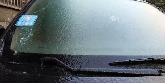 车窗结冰千万别用开水淋，这些窍门拿走！