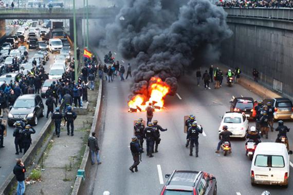 法国出租司机巴黎主干道纵火 抗议Uber