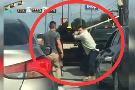 视频：美式路怒！两人马路持棍街头互殴