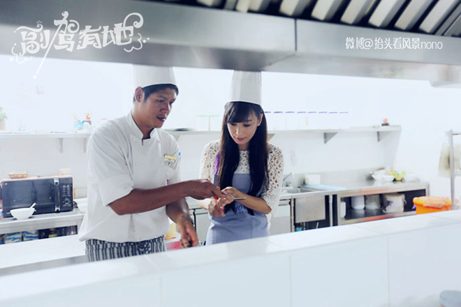 看气质更要看颜值 美女到泰国体验慢生活