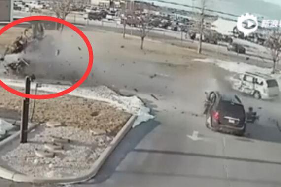 视频：恐怖三连撞！黑色皮卡瞬间变碎片