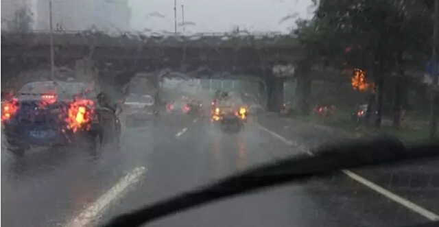 什么时候开双闪是门学问 错了要扣分哦