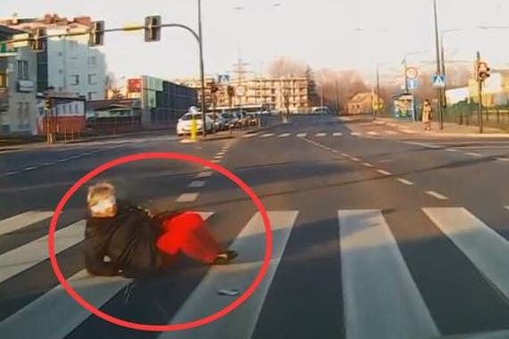 视频：蒙眼大妈闯红灯！拿生命在开玩笑