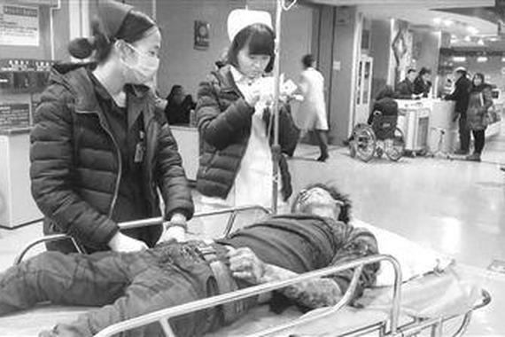 甘肃一面包车与大货车迎面相撞 3人重伤