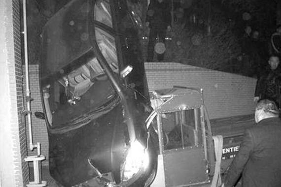 女司机误踩油门“跳崖“ 坡下三轮“躺枪”