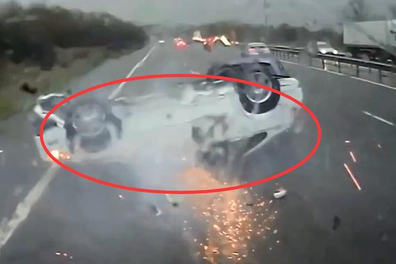 视频：无辜受罪！轿车被掀翻后火花四溅