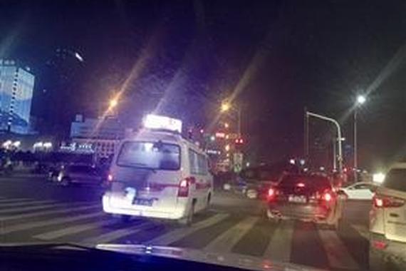 宁波多辆私家车为给救护车让道集体闯红灯