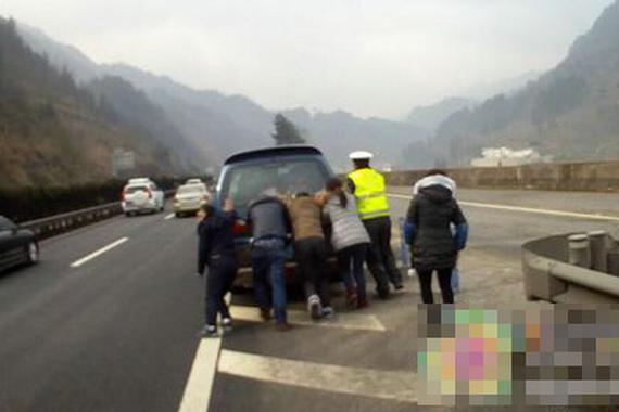 加错油：汽油车误加柴油 爱车高速路瘫痪