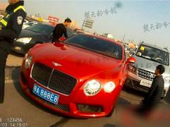 面包车撞上宾利 司机被吓跪