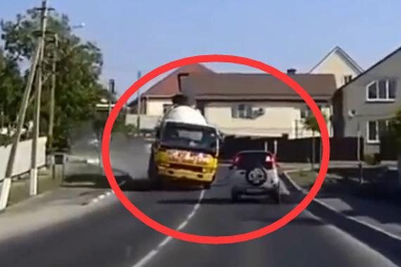 视频：超重的大货如同重锤！击碎小轿车