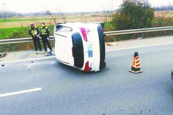 男子应急车道停车小便 后方轿车追尾后侧翻