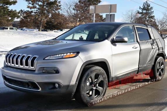 车尾进行加长 疑似自由光7座版谍照曝光