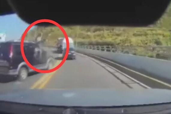 视频：逆行超车太随意！摩托骑士变飞人