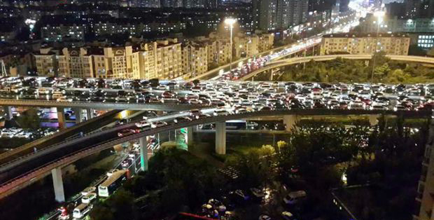 图中的这条快速路叫东西快速路,不如改叫东西停车场吧。