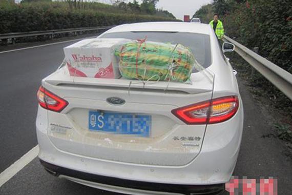 广西高速再现“后置发动鸡”遭交警处罚