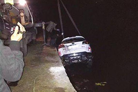 安徽潜山越野车冲进池塘 两人不幸遇难