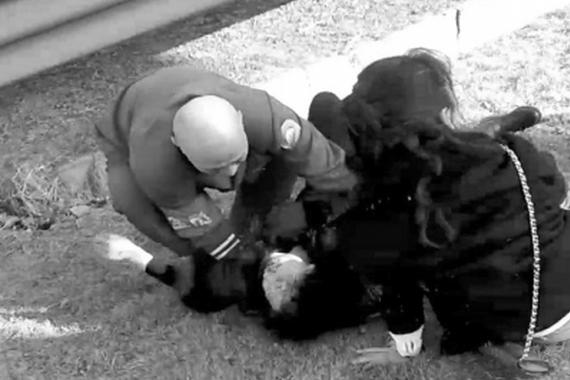 宝马撞杆起火公交司机救人 两名女性获救