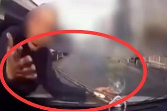 视频：嚣张碰瓷男 不给500就掰断你雨刷