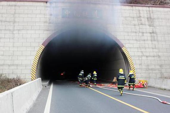 运鞭炮货车高速隧道内起火 司机被警方控制
