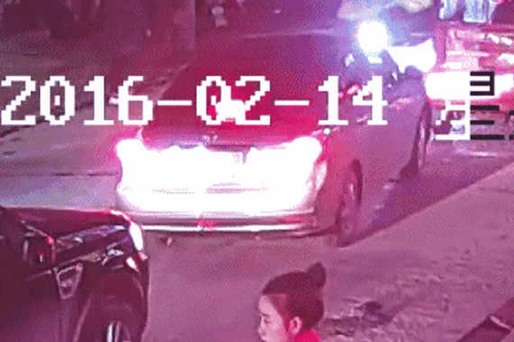 交警被醉酒司机拖行几十米 抓刮雨器逃生