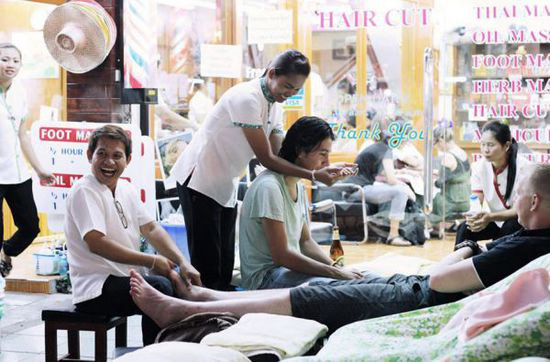 全世界的“屌丝”都爱自驾曼谷考山路?