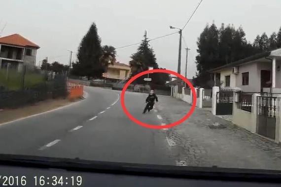 视频：吓坏女司机！小男孩突然冲进马路