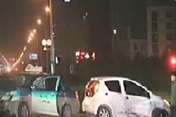 轿车为赶算命闯红灯 被出租车撞飞十几米