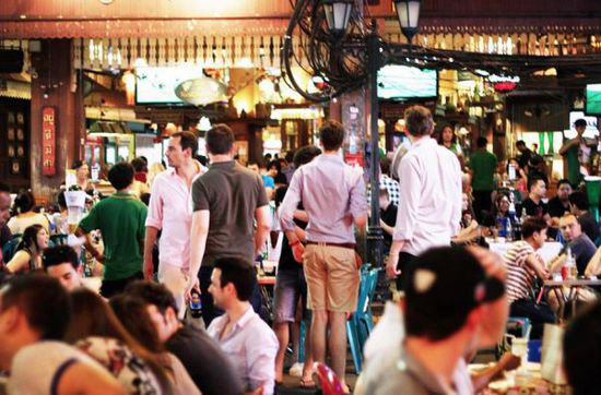 全世界的“屌丝”都爱自驾曼谷考山路?