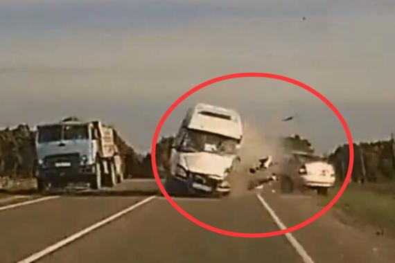 视频：正面相撞太恐怖！小轿车飞出马路