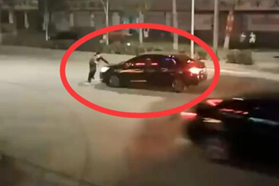 视频：网曝醉汉马路上拦车 直接被碾压