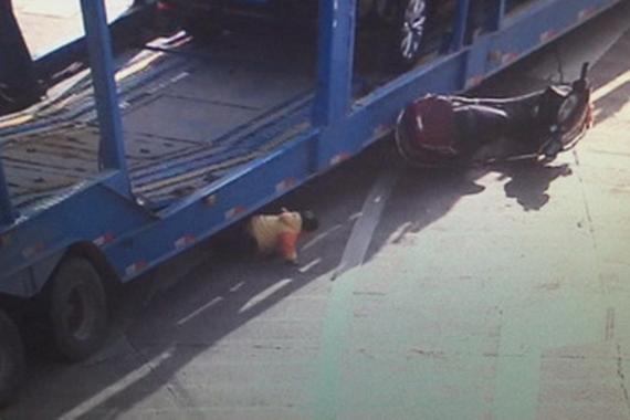 女孩不幸被卷入大挂车底 自行爬出奇迹生还