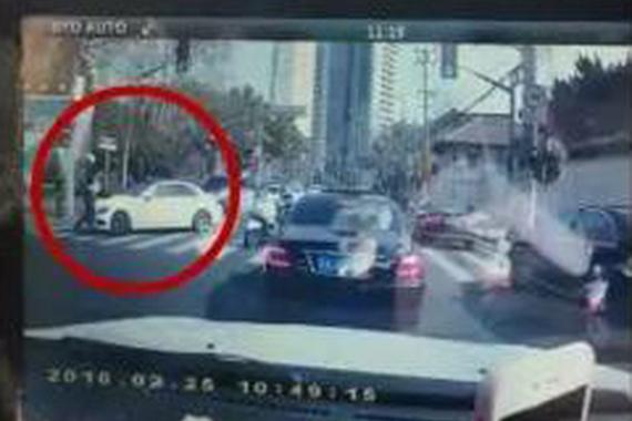 上海一男子驾驶无牌奔驰车 撞击交警被捕