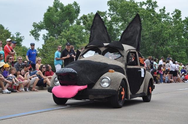 四川街头现子弹头座驾 被交警“活捉”