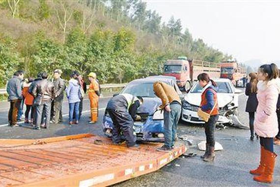 雾太大 绕城高速连发16起车祸(组图)