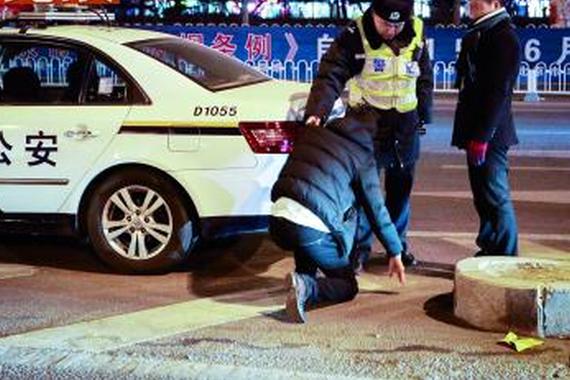 司机被查酒驾 朋友下跪阻拦交警检测