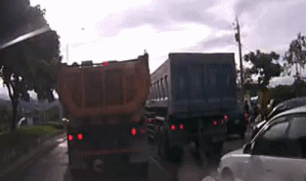 货车司机说实话: 刹不住车时直接碾! 