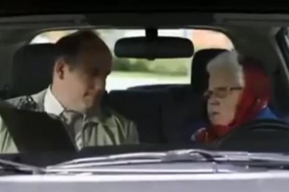 视频：这也太潇洒了！老奶奶侧方位停车