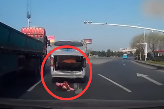 视频：孩子从后备箱掉出！父母竟未察觉