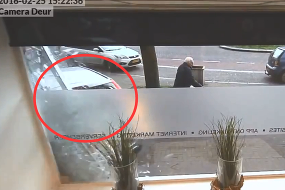 视频：女司机倒车错踩油门！撞毁店铺