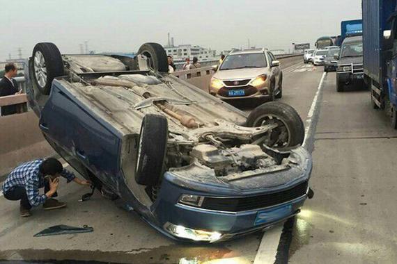 比亚迪撞翻大众事故，实线变道让or不让？