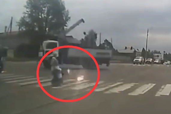 视频：斑马线冒“鬼火”！行人都被吓瘫