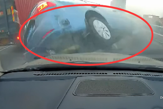 视频：轿车要强行变道 被后车直接撞翻