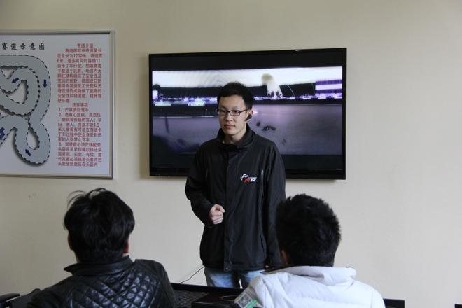 新赛道卡丁车馆运营负责人任毅先生介绍场馆设施和进赛道后的注意事项