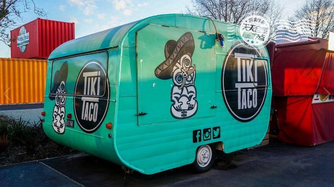 自驾|与英伦帅船夫泛舟在铺满樱花的水路