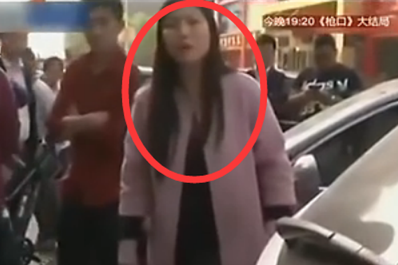 视频：女司机耍赖皮！倒车刮擦舌战交警