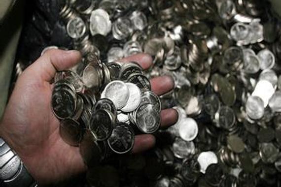 男子运几十万枚硬币购车 4S店员工数到手抽筋