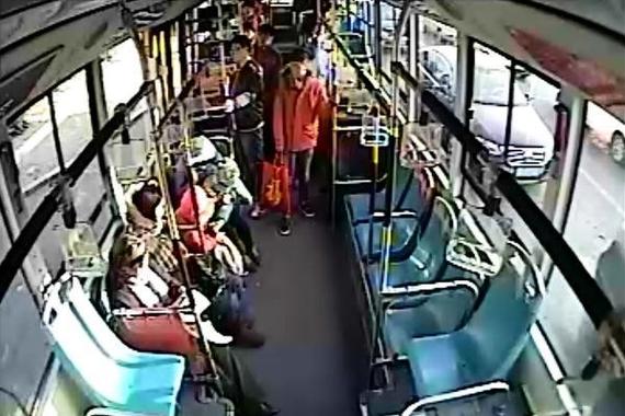 3岁儿童公交车内放鞭炮 母亲打电话不管