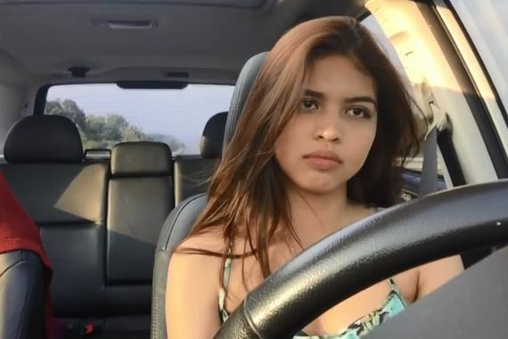 视频：双手放空！女司机开车唱歌别太嗨