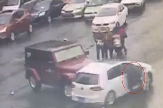 牧马人连环怒撞高尔夫 高尔夫车主险丧命